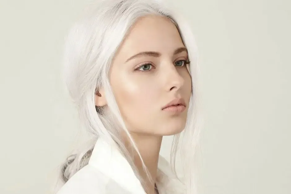 Capelli bianchi decolorazione: come ottenerli senza danneggiare