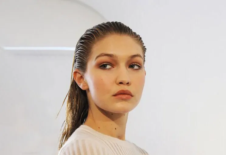 Capelli effetto bagnato: come ricreare i wet hair di tendenza