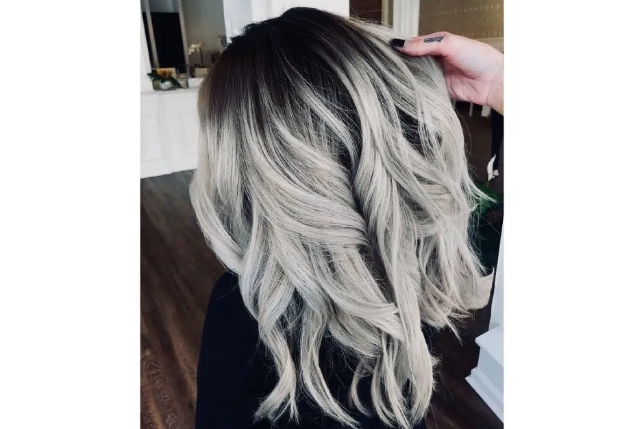 Capelli grigi: iniziare l’anno con le sfumature di tendenza