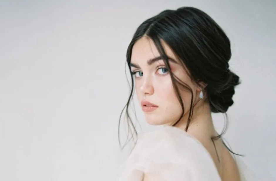 Capelli raccolti semplici: il trend dell’imperfect updo