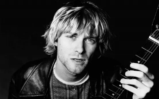 kurt cobain capelli biondi chitarra in mano
